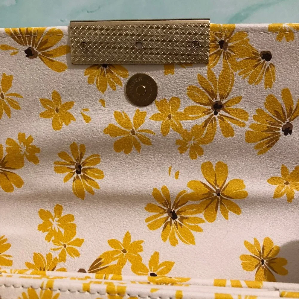 Flap Wristlet STEVE MADDEN Beautiful Yellow Floral & Functionality - Picture 4 of 16
